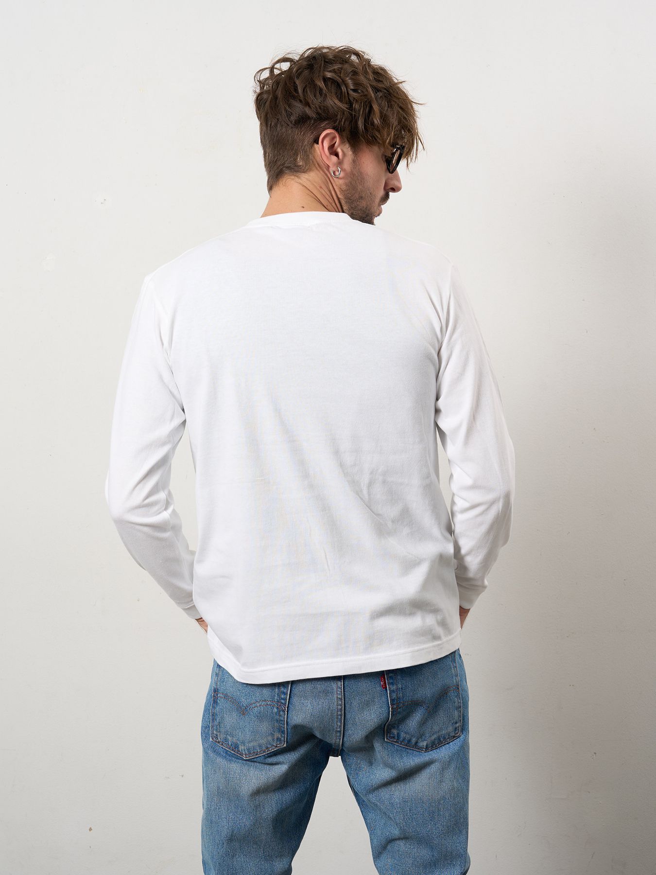 【予約品 10月16日(木) 締切】5.6ozコットン天竺 クレジットグラフィティ＆パッチ LSシャツ / ホワイト