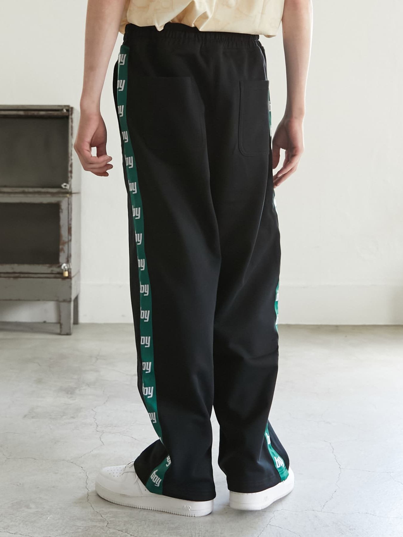 BOY UTILITY TRACK PANTS BLACK / イージーパンツ / ブラック