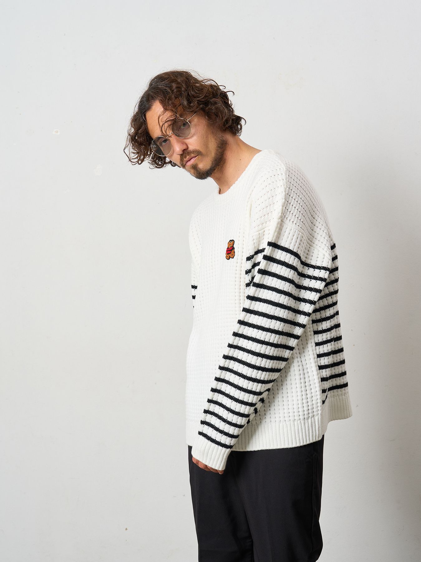 【予約品 5月8日(木) AM10時 締切】 アクリルバルキービックワッフルボーダーカートベアワッペン ワイドシルエットプルオーバー / ホワイト