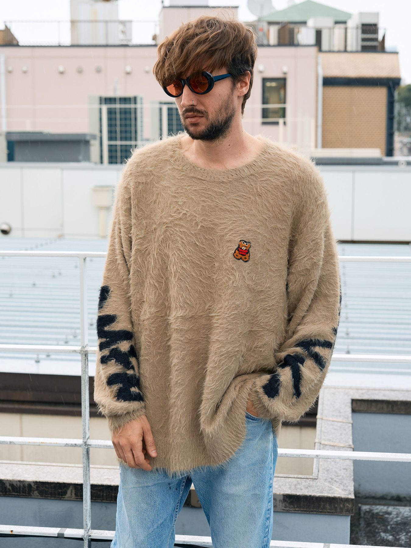 【予約品 5月8日(木) AM10時 締切】 ナイロンフェザーヤーン ビックロゴクロスインターシャシャギープルオーバー / ベージュ