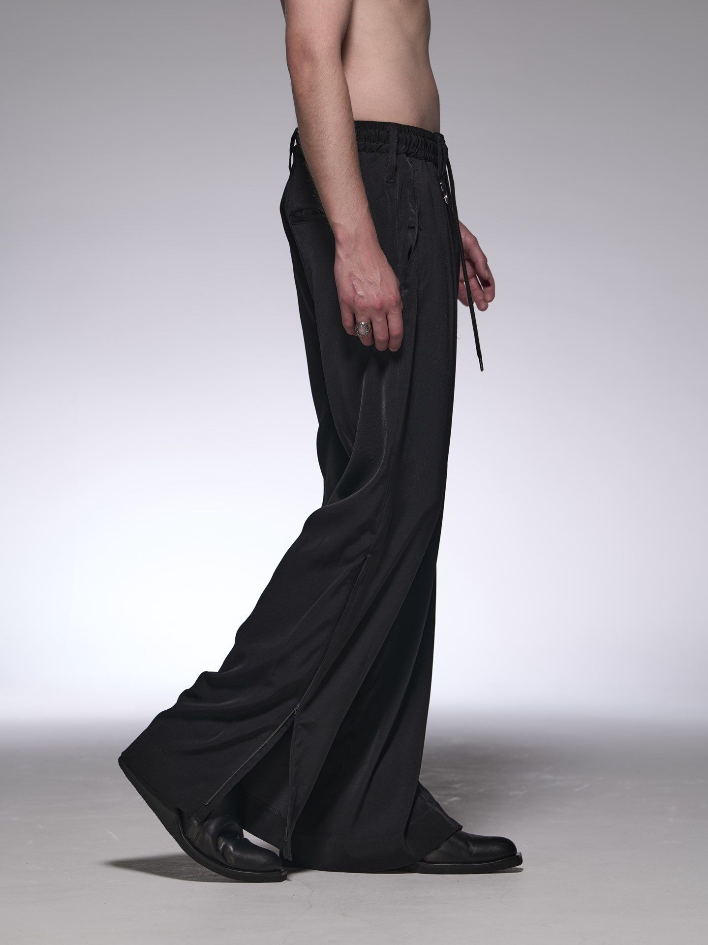 《予約品》 SlitZippWideSlacks / スエードサテン スリットジップ入りワイドスラックス / ブラック