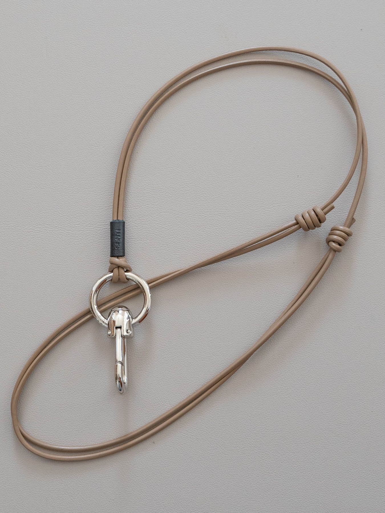 《予約品》 HOOK CARABINER LEATHER STRAP / フック式ネックストラップ / キャメル 【Iroquois.SENTI】