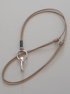 《予約品》 HOOK CARABINER LEATHER STRAP / フック式ネックストラップ / キャメル 【Iroquois.SENTI】