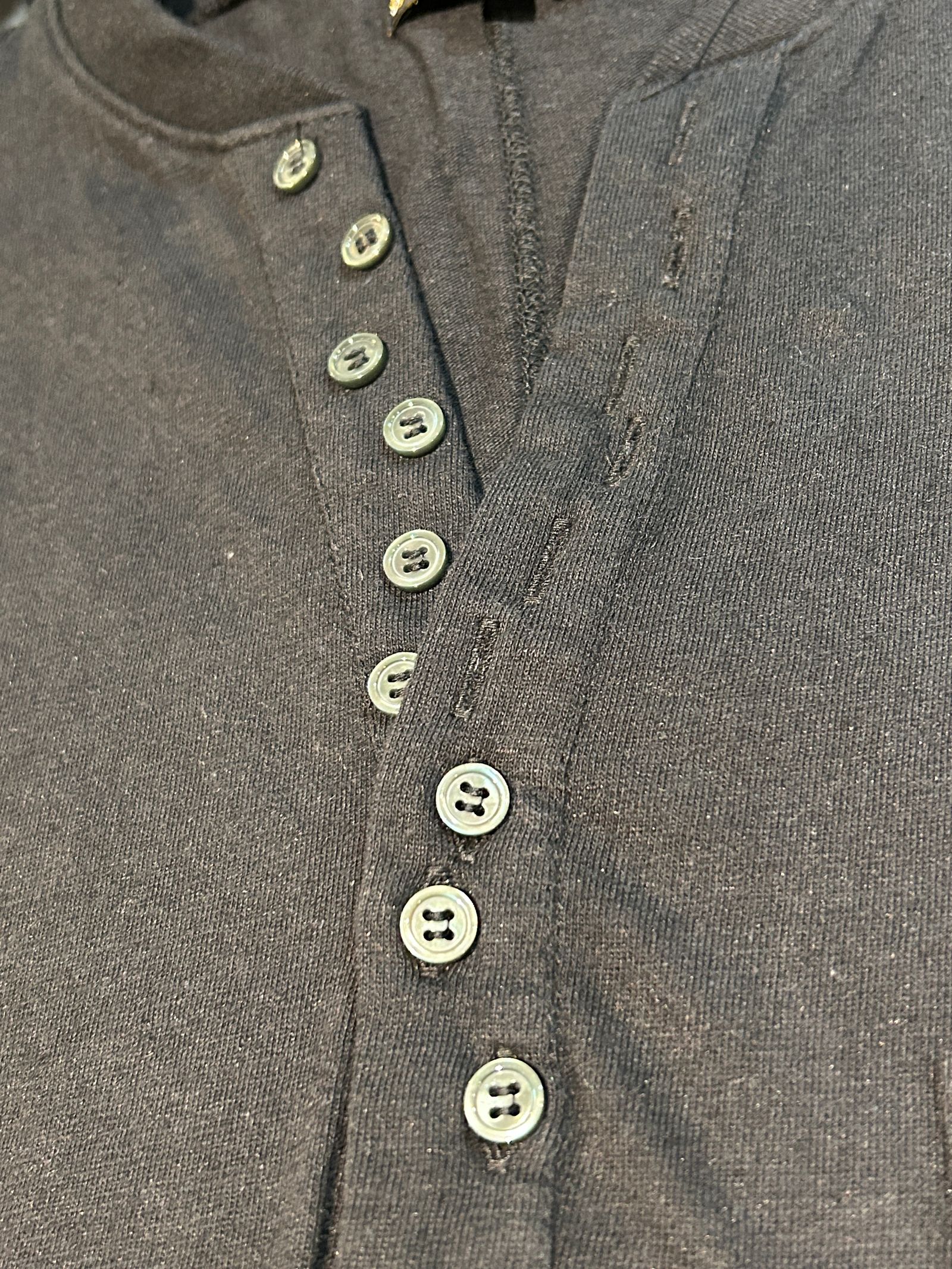 新品 エゴトリッピング QUENCH ヘンリーネック 46 EGO TRIPPING - QUENCH / ヘンリーネックTシャツ / ブラック | BRYAN