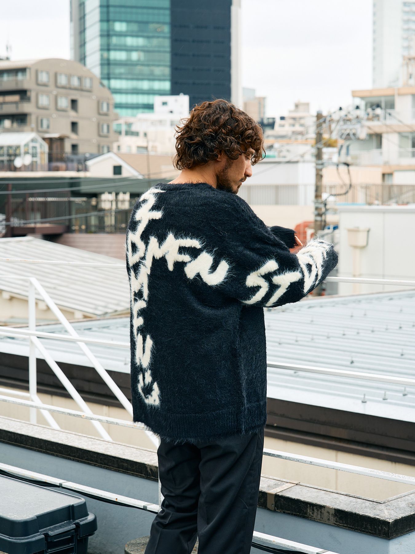 【予約品 5月8日(木) AM10時 締切】 ナイロンフェザーヤーン ビックロゴクロスインターシャシャギープルオーバー / ブラック