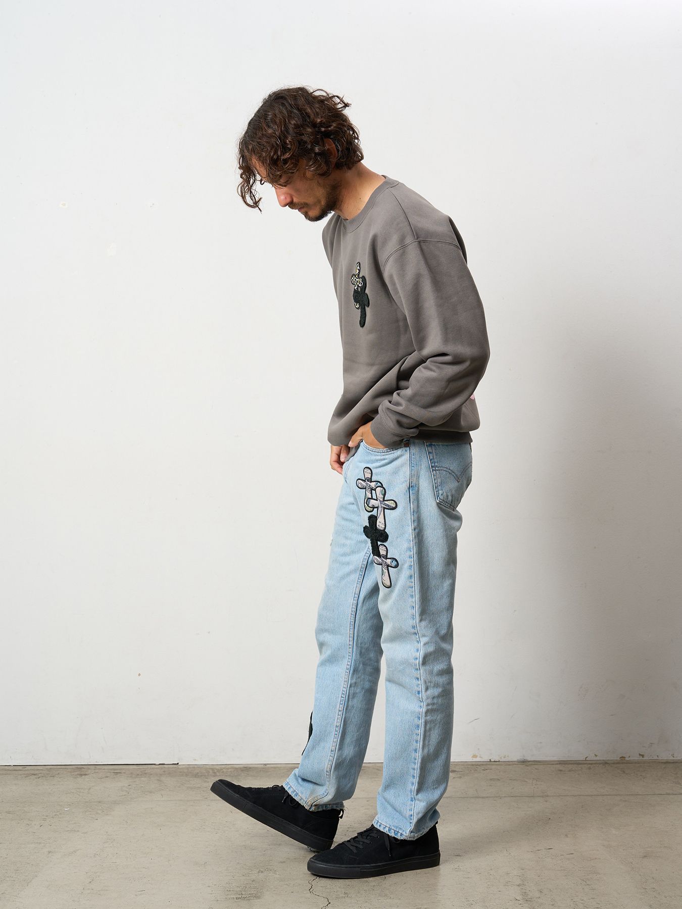 【予約品 5月8日(木) AM10時 締切】 TC裏毛起毛 ロゴクロス発泡プリント&クロスパッチワーク スウェットシャツ / チャコールグレー