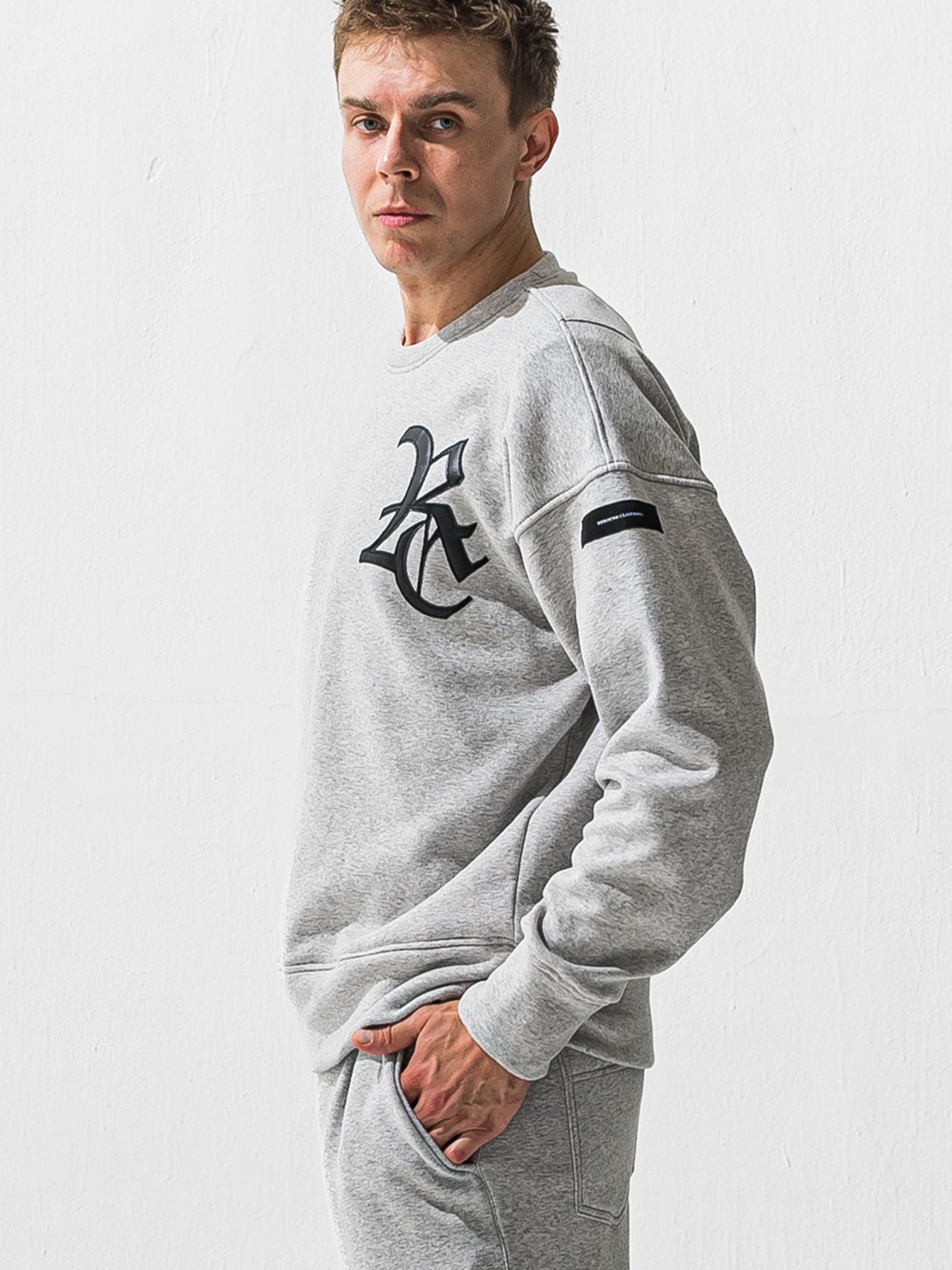 【予約品 9月6日(日) 締切】RC VELOURS FLEECE DROP TRAINER / RCレザーワッペン 裏起毛 ルーズトレーナー / グレー