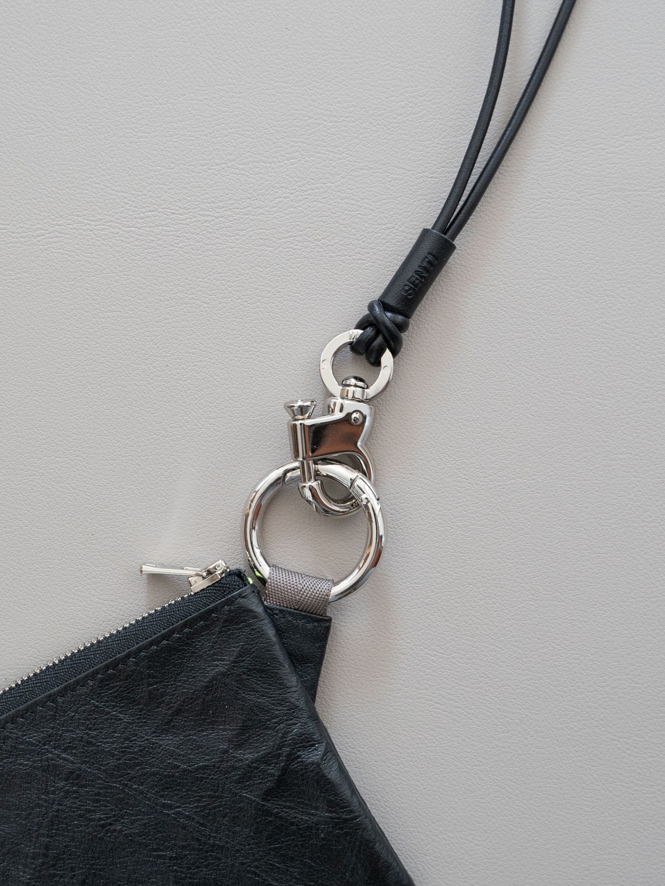 《予約品》 PULL UP LEATHER STRAP / ネックストラップ / ブラック 【Iroquois.SENTI】