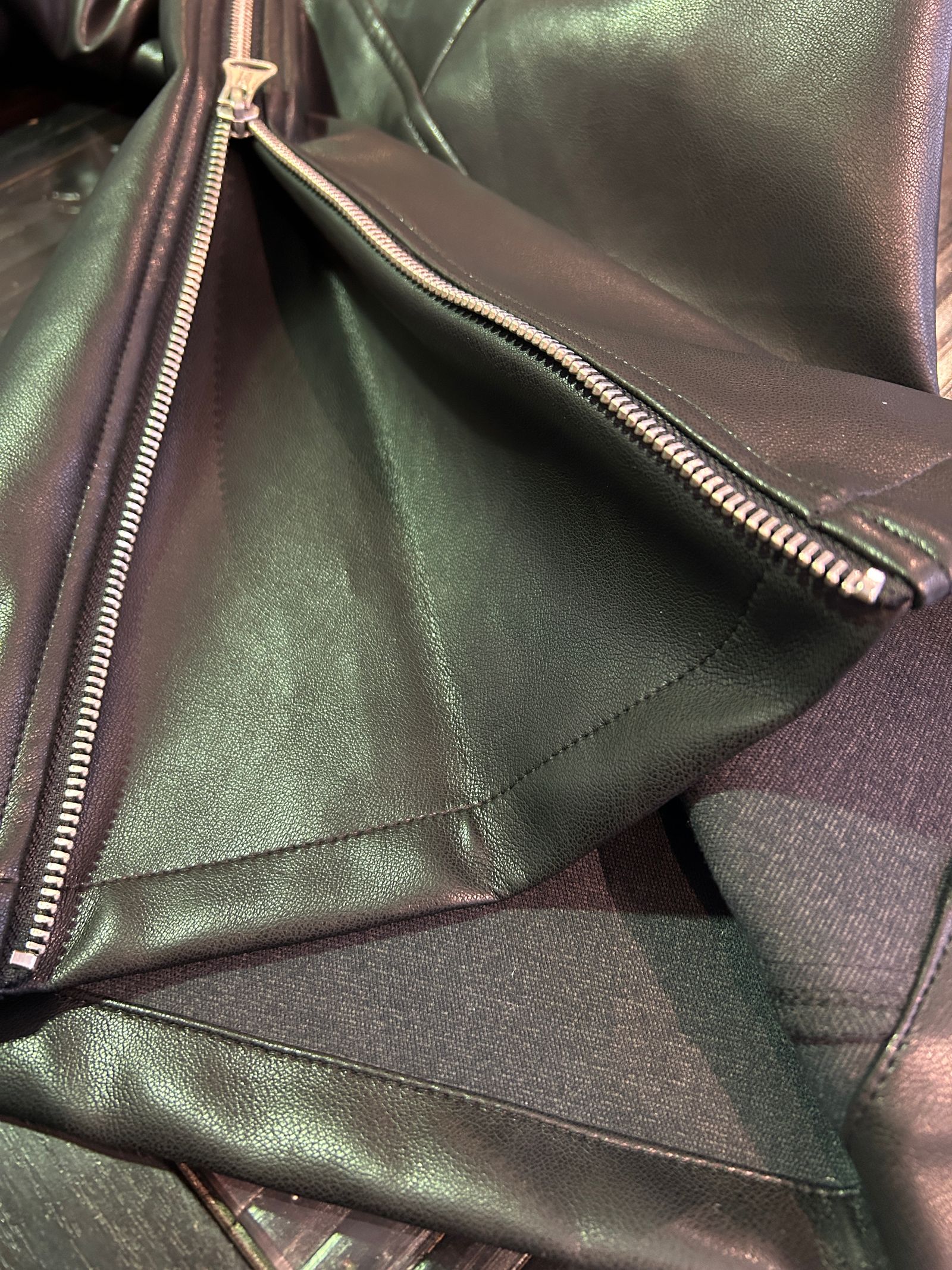 シンセティックレザーZIPフレアパンツ / ブラック【NOID.】