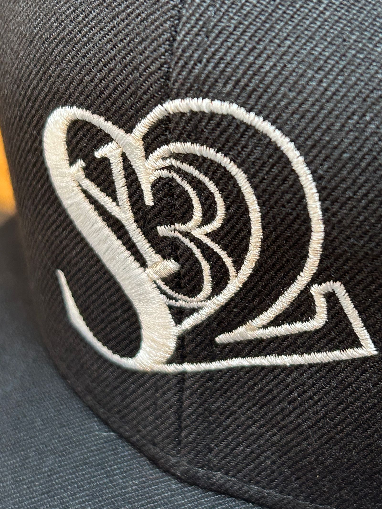 刺繡 SYMBOLIC MARK SNAPBACK CAP キャップ / BLACK 【SY32 by SWEET YEARS】