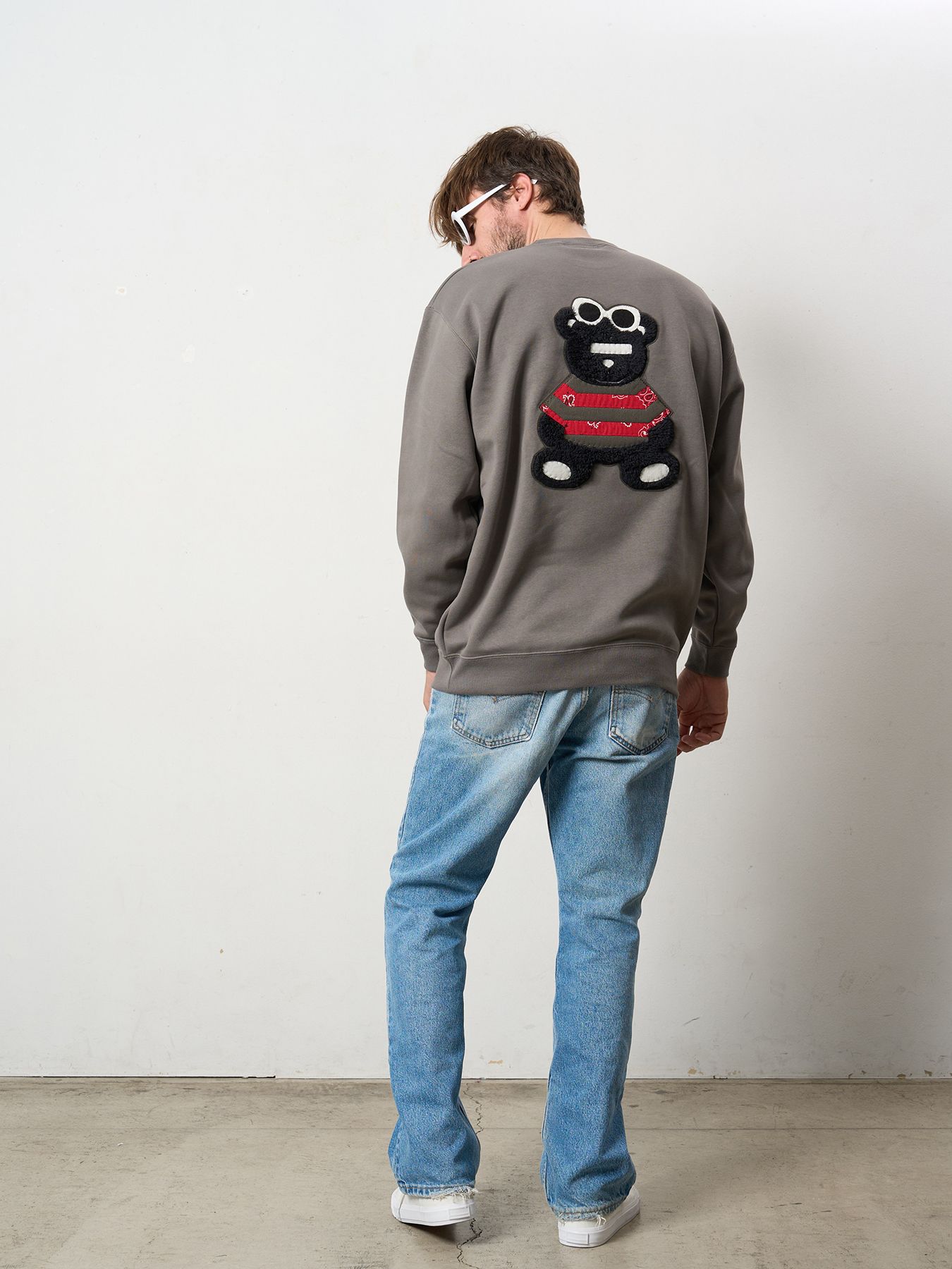 【予約品 5月8日(木) AM10時 締切】 TC裏毛起毛 リリックプリント&カートベアボアパッチワーク スウェットシャツ / チャコールグレー