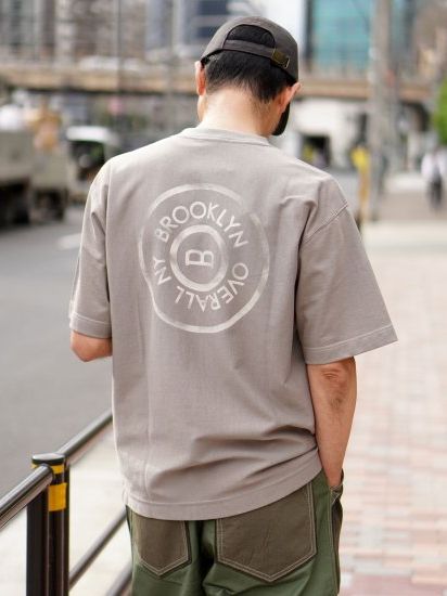 タックボタンプリントTシャツ / グレー