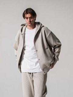 【予約品 11月16日(日) 締切】AZE VARSITY HOODIE / 畔編みニット フード付きスタジャン / グレージュ