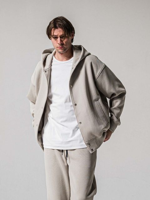 【予約品 11月16日(日) 締切】AZE VARSITY HOODIE / 畔編みニット フード付きスタジャン / グレージュ