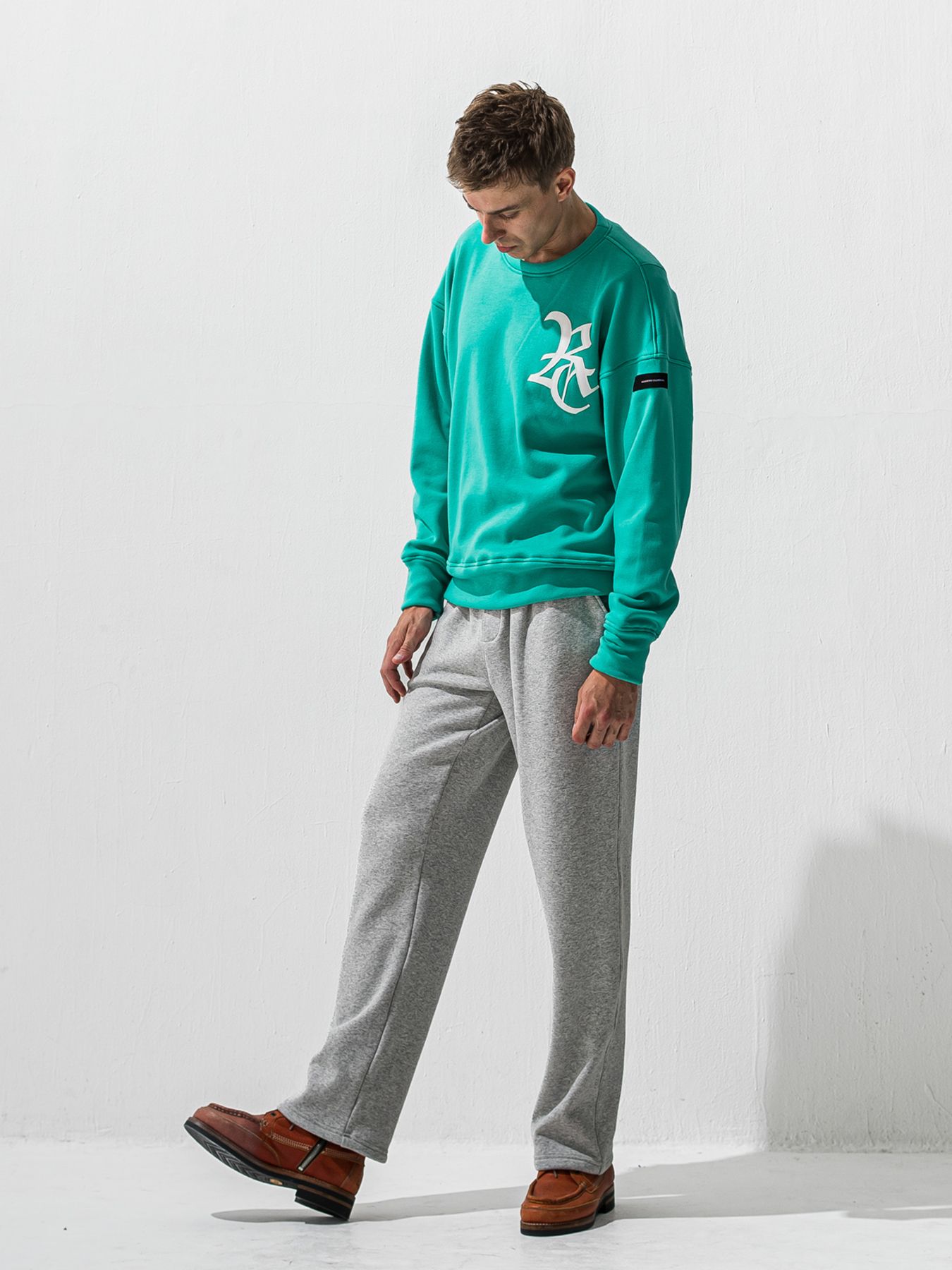 【予約品 9月6日(日) 締切】RC VELOURS FLEECE DROP TRAINER / RCレザーワッペン 裏起毛 ルーズトレーナー / ブルーグリーン
