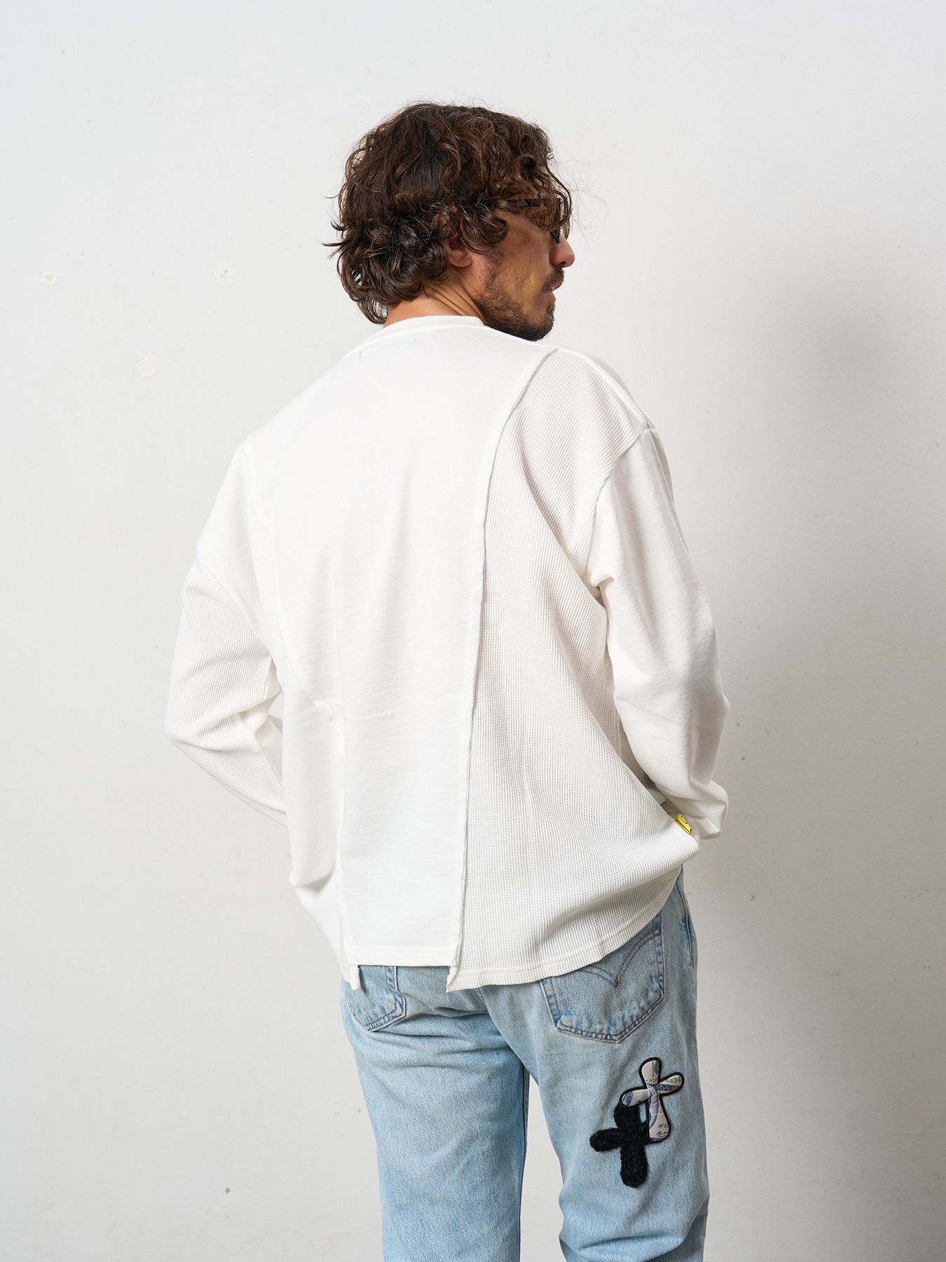 【予約品 5月8日(木) AM10時 締切】 3MIXレイヤードカットオフ モザイクプリント LS ワイドシルエットTシャツ / ホワイト