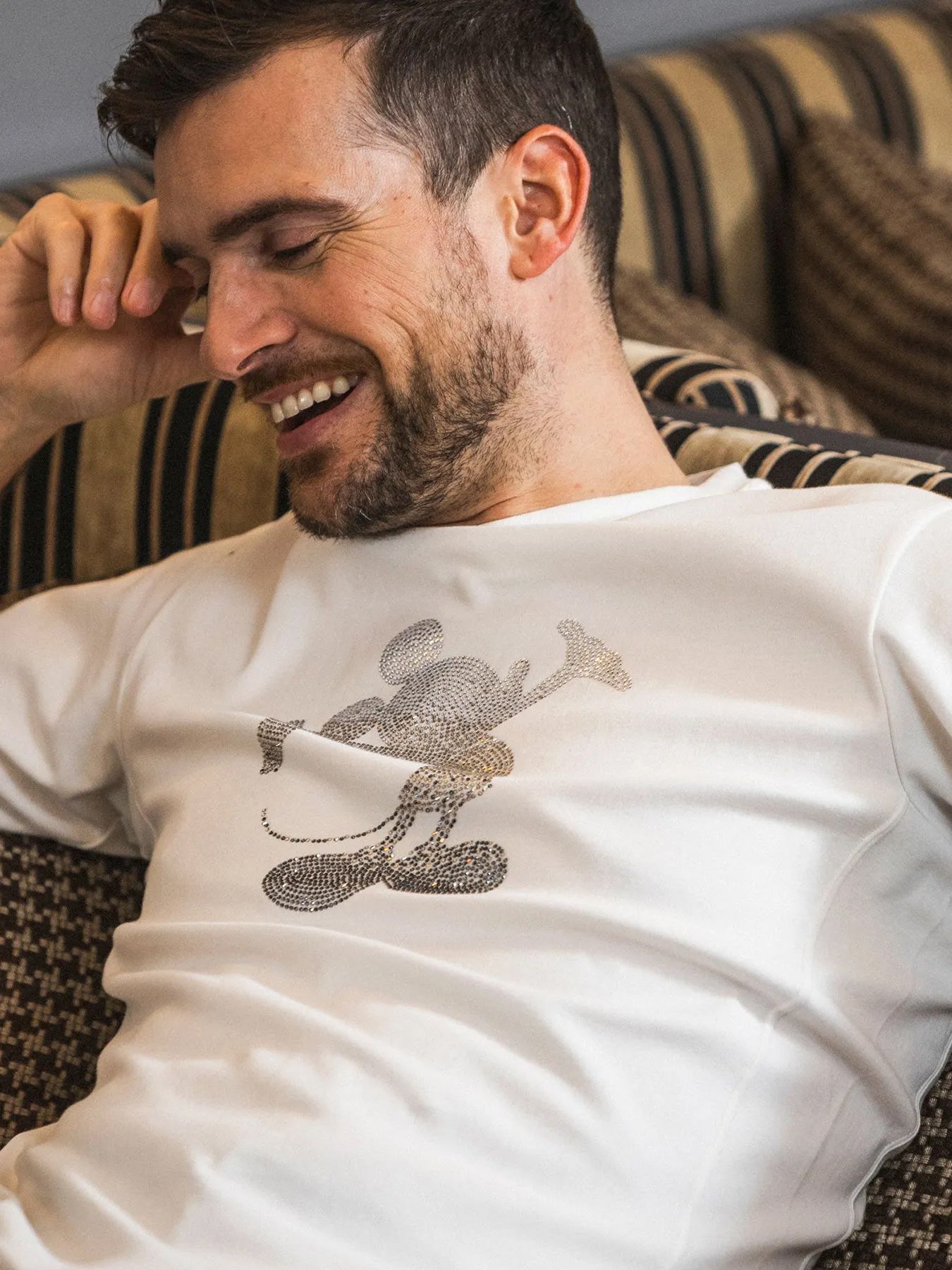 《ミッキーマウス コラボ》ラインストーンシルエット半袖Tシャツ  / ホワイト 【Disney × 1PIU1UGUALE3 RELAX】