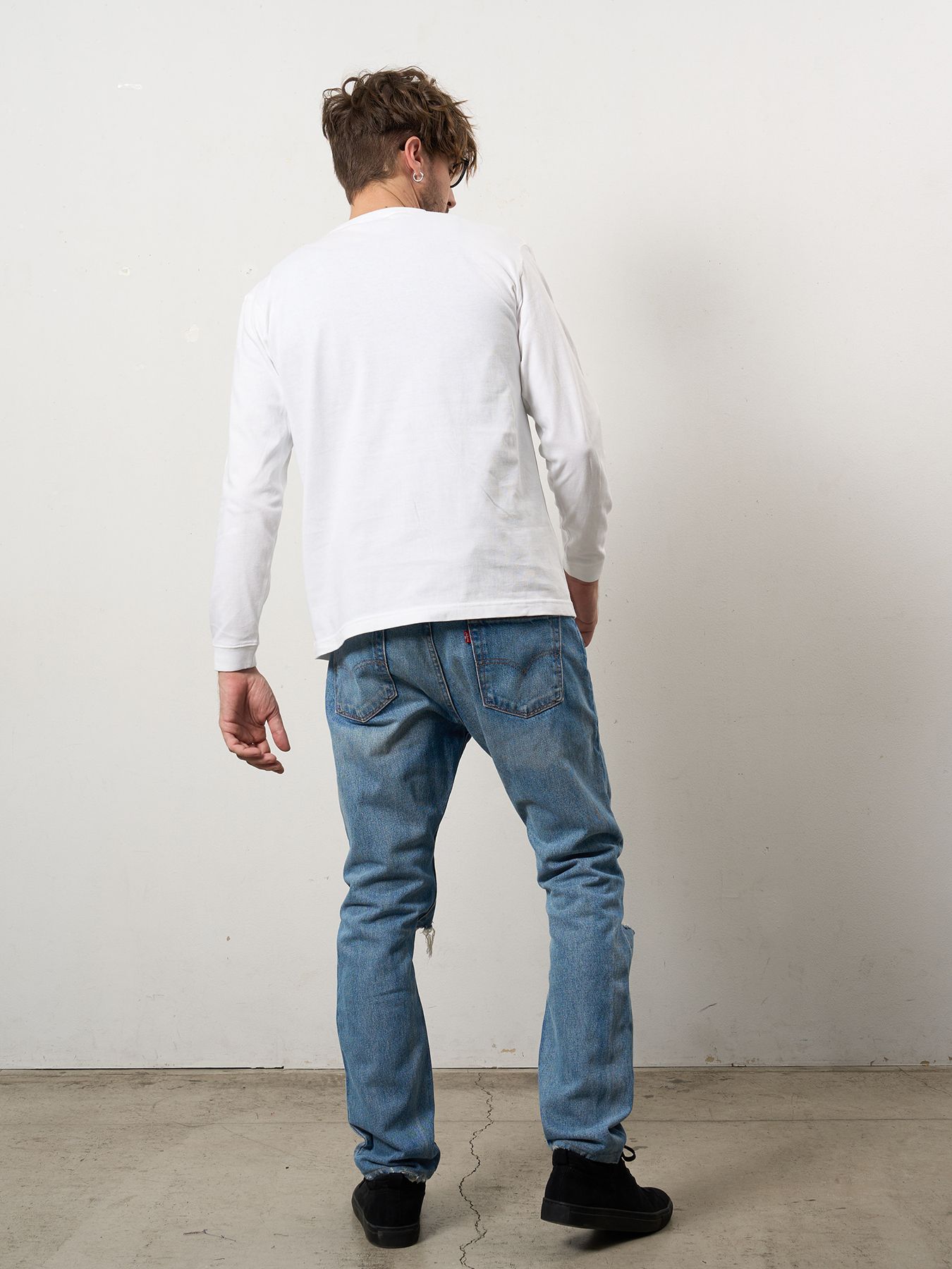 【予約品 10月16日(木) 締切】5.6ozコットン天竺 クレジットグラフィティ＆パッチ LSシャツ / ホワイト