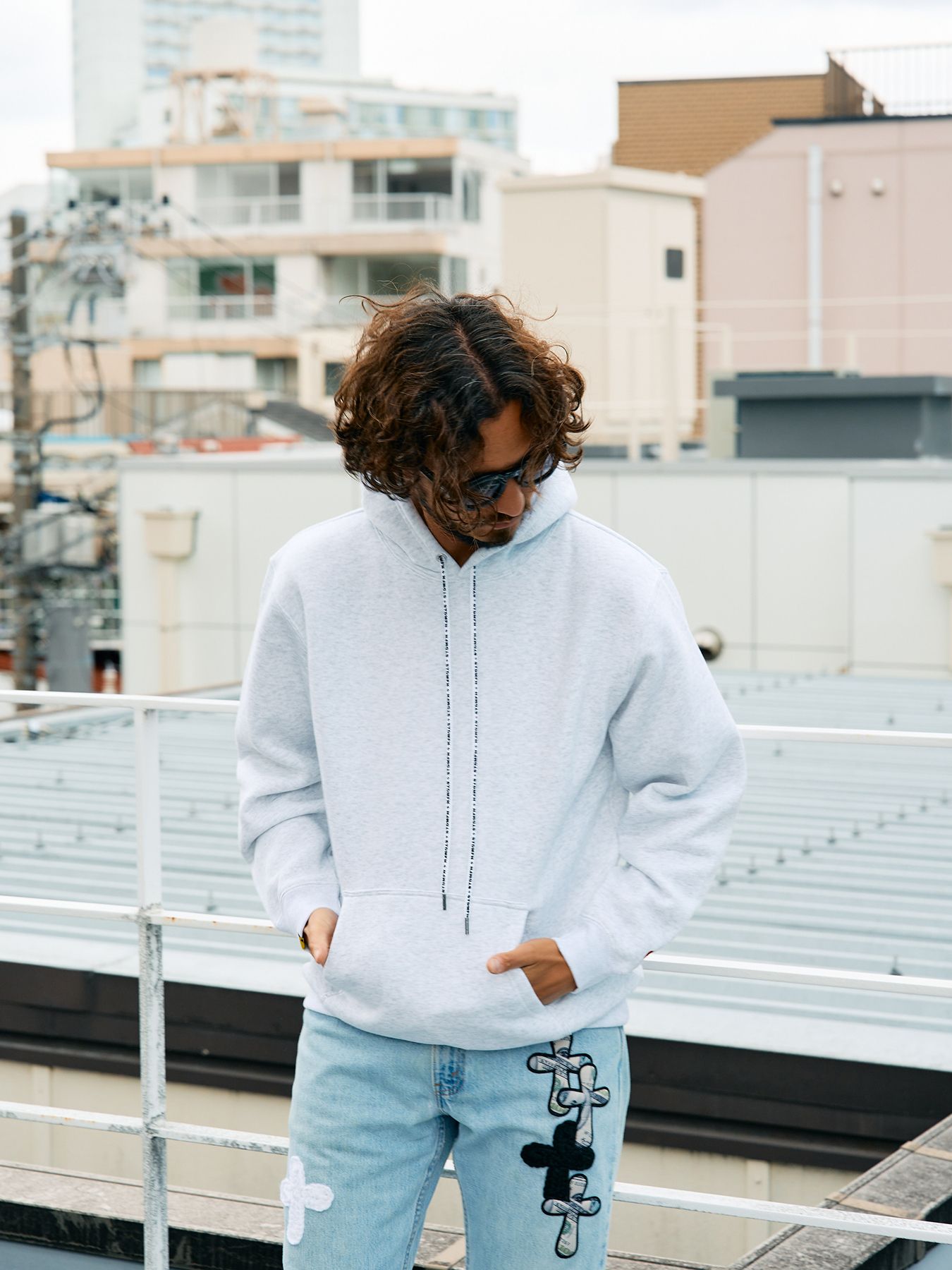 【予約品 5月8日(木) AM10時 締切】 TC裏毛起毛 PEACE AFTER DEATH&マルチパッチワーク プルパーカー / アッシュ