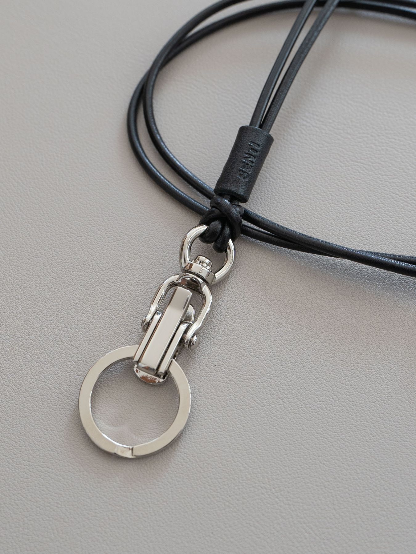 《予約品》 CLIP LEATHER STRAP / クリップ式ネックストラップ / ブラック 【Iroquois.SENTI】