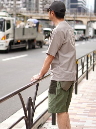 タックボタンプリントTシャツ / グレー
