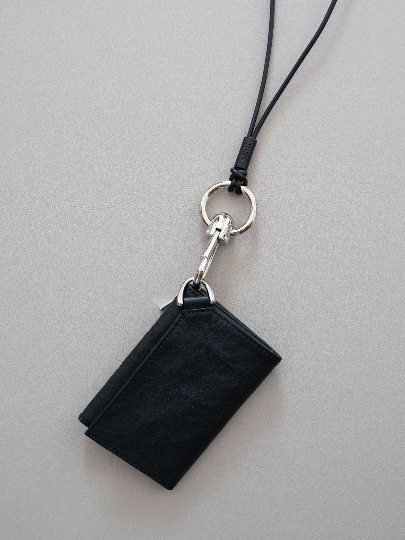 《予約品》 HOOK CARABINER LEATHER STRAP / フック式ネックストラップ / ブラック 【Iroquois.SENTI】