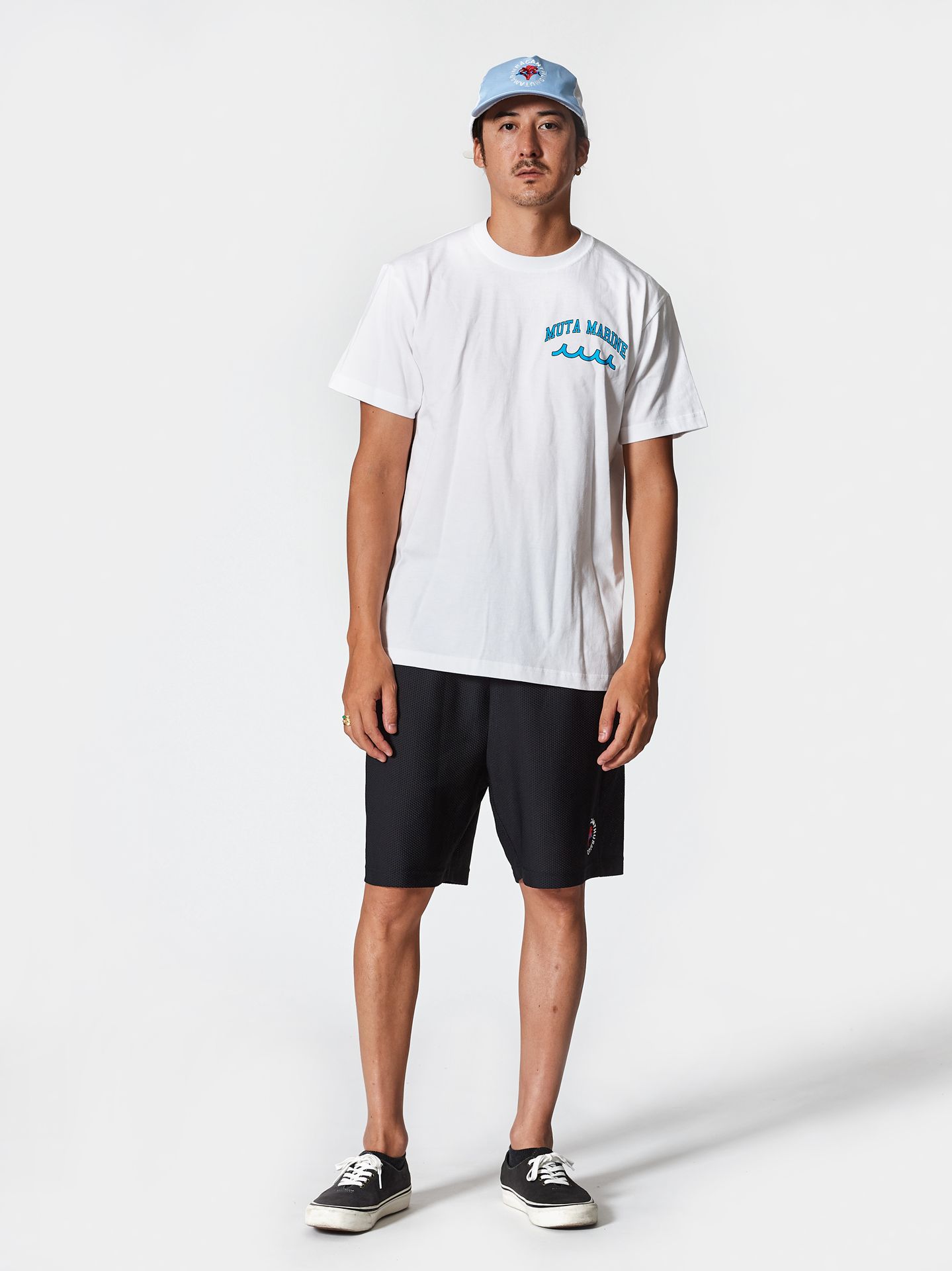 【予約】 muta College Logo Tee / Tシャツ / ホワイト 【Acanthus×muta】