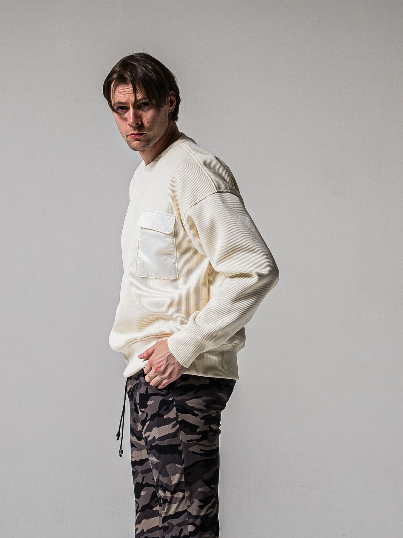 【予約品 11月16日(日) 締切】AZE MILITARY DROP TRAINER / 畔編みニット トレーナー / オフ