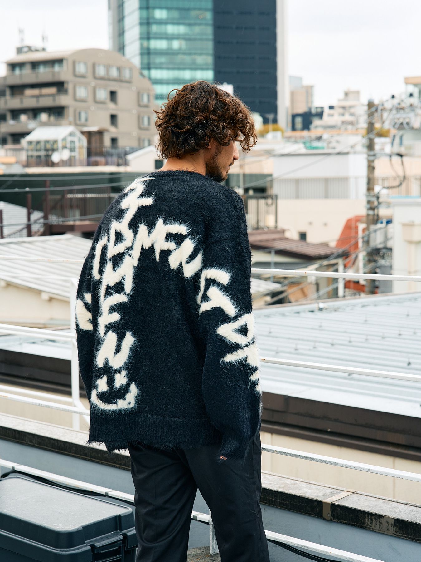 【予約品 5月8日(木) AM10時 締切】 ナイロンフェザーヤーン ビックロゴクロスインターシャシャギープルオーバー / ブラック