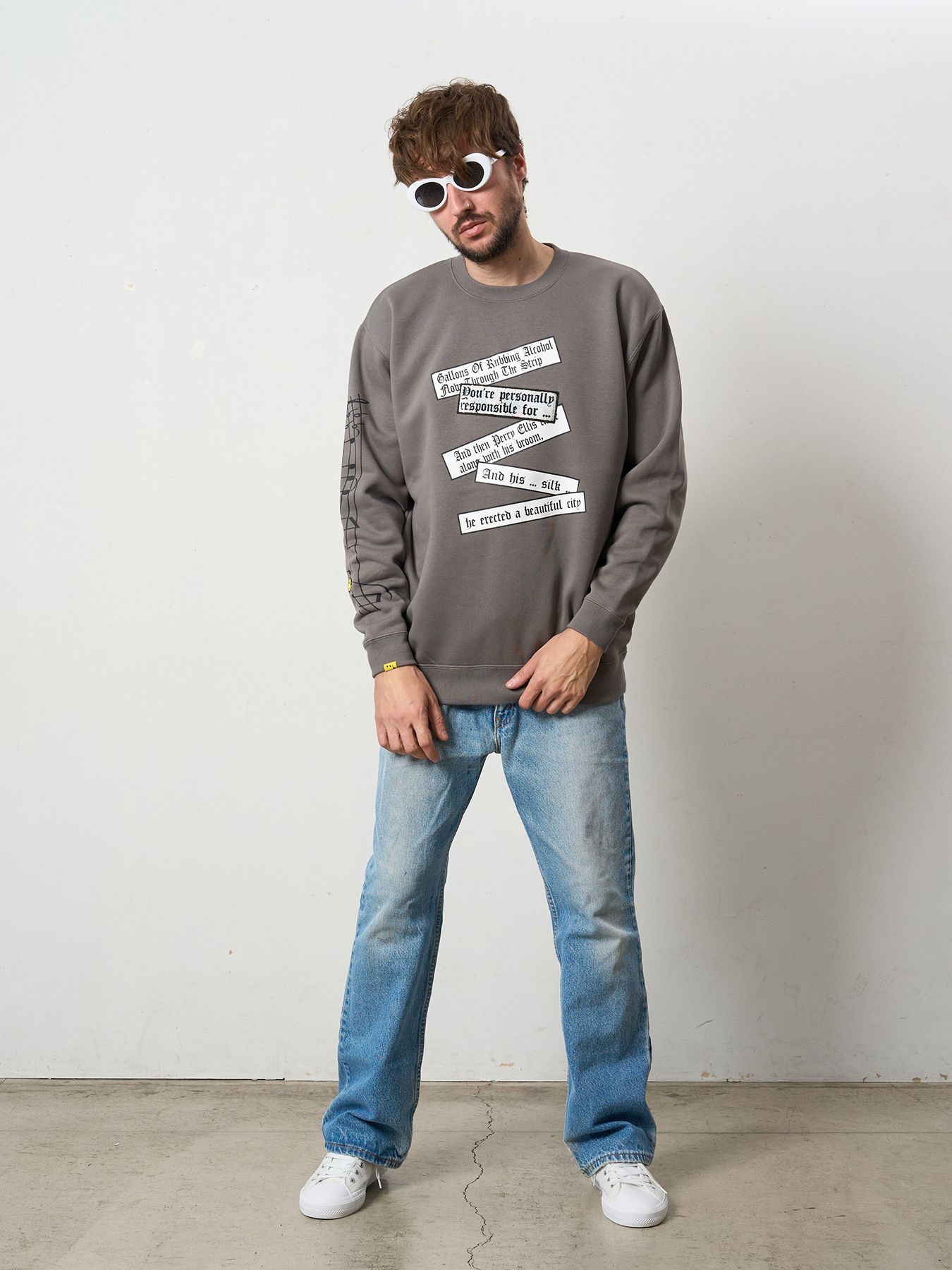 【予約品 5月8日(木) AM10時 締切】 TC裏毛起毛 リリック リボン シークインMUSICプリント スウェットシャツ / チャコールグレー