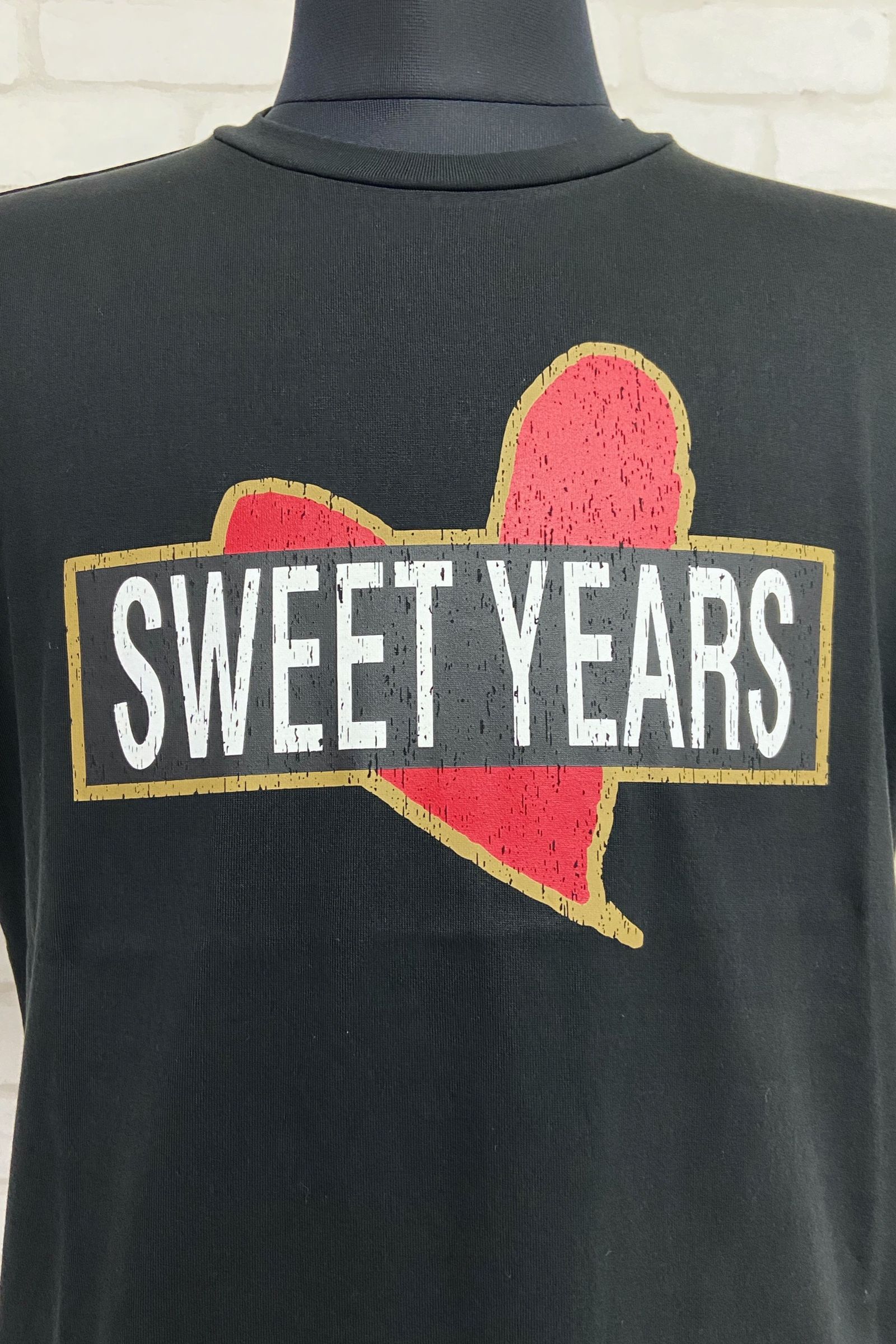 SY32 by SWEET YEARS - ロゴハートプリントTシャツ / NERO 【SWEET