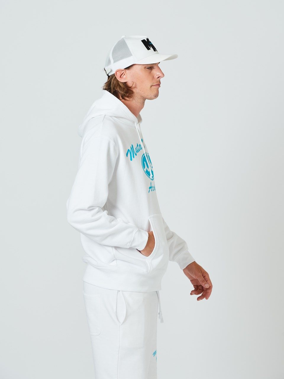 (予約品2023年10月19日18時締め) muta Script Logo Hooded Sweatshirts / フードスウェット / ホワイト 【Acanthus×muta】