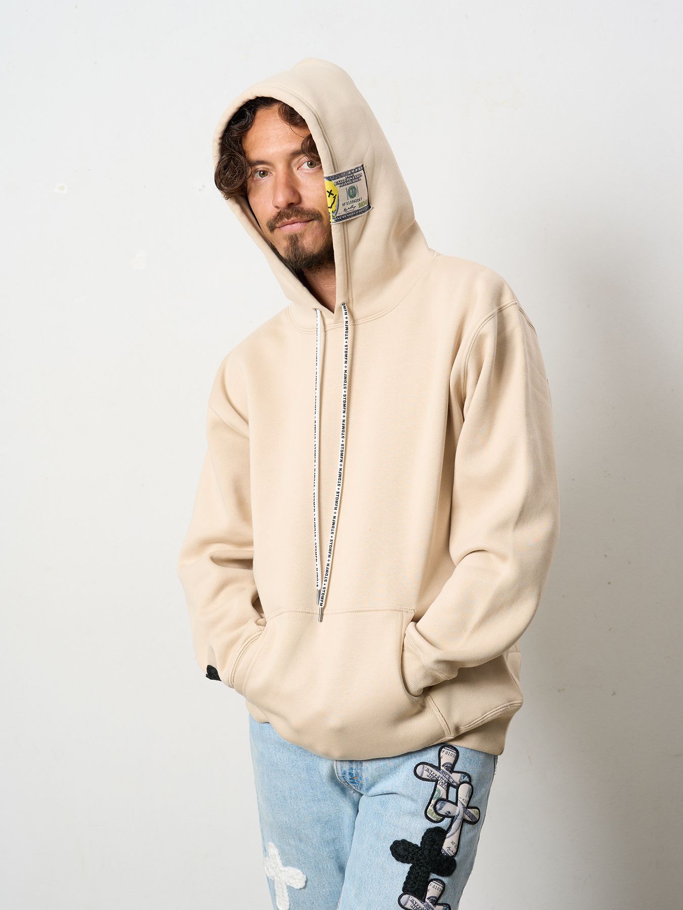 【予約品 5月8日(木) AM10時 締切】 TC裏毛起毛 ラベル&スマイル発泡プリントマルチパッチワーク プルパーカー / ベージュ