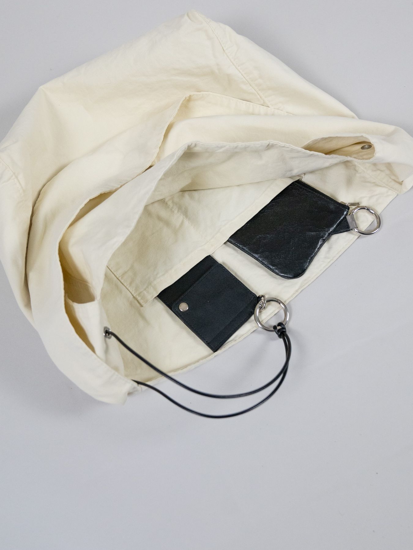 LEATHER CORD SHOULDER BAG / ショルダーバッグ / ホワイト 【Iroquois.SENTI】