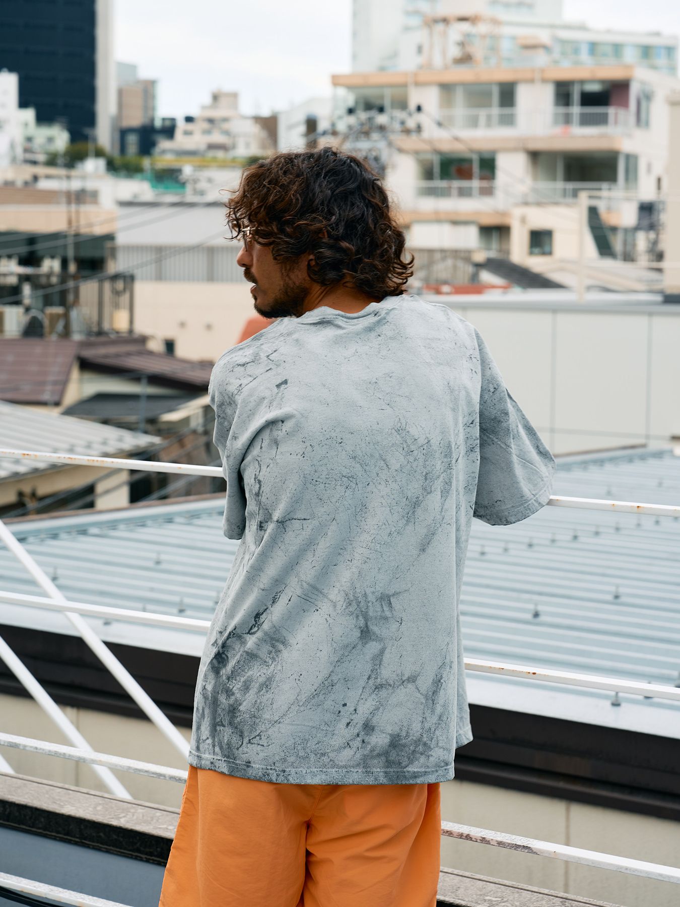 【予約品 10月16日(木) 締切】7oz ピグメントウォッシュドコットン天竺 フラワーフォームプリント SSシャツ / ライトグレー
