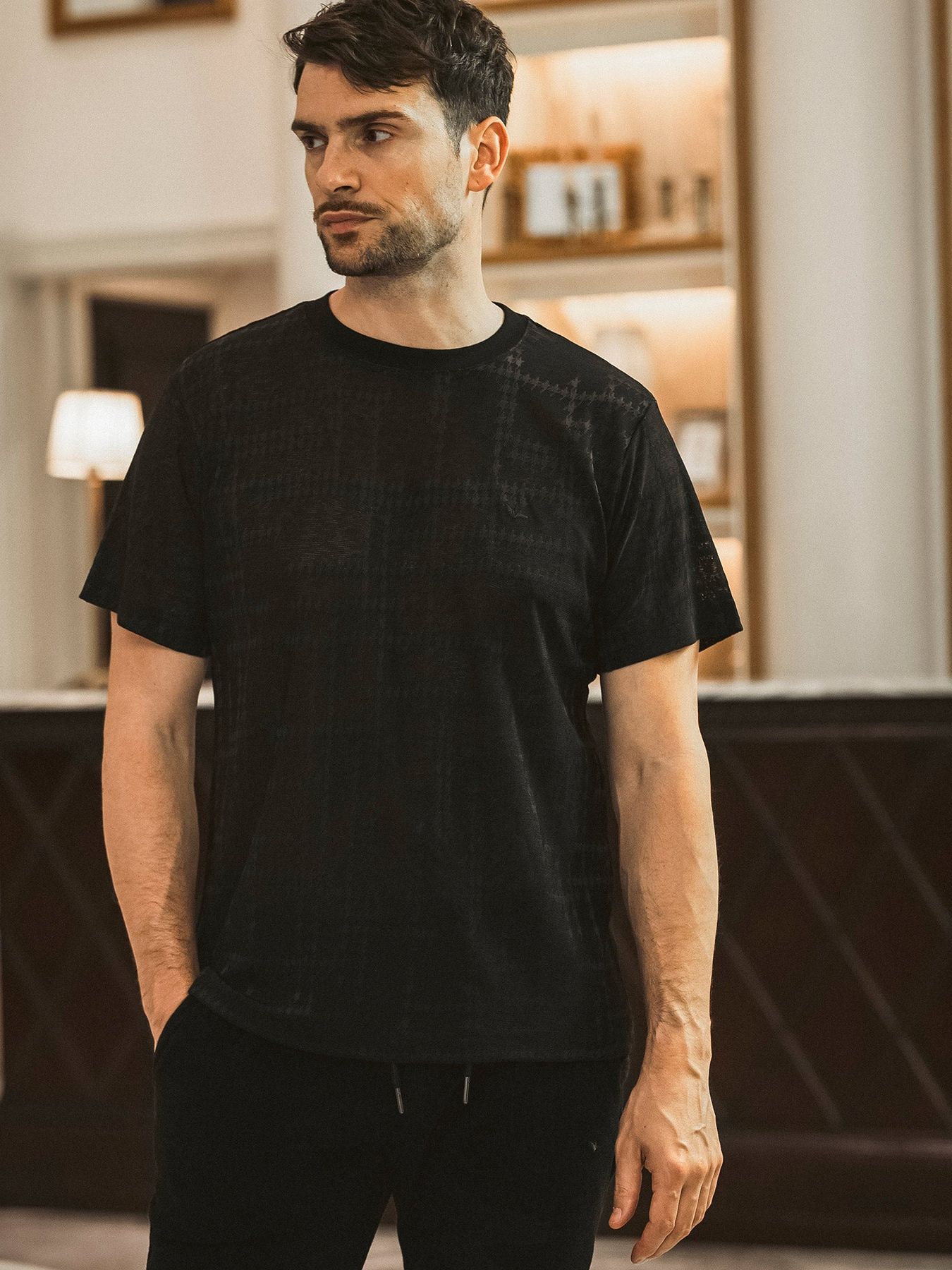 RANDOM HOUNDSTOOTH JACQUARD T-SHIRT / ブラック【1PIU1UGUALE3 RELAX 】