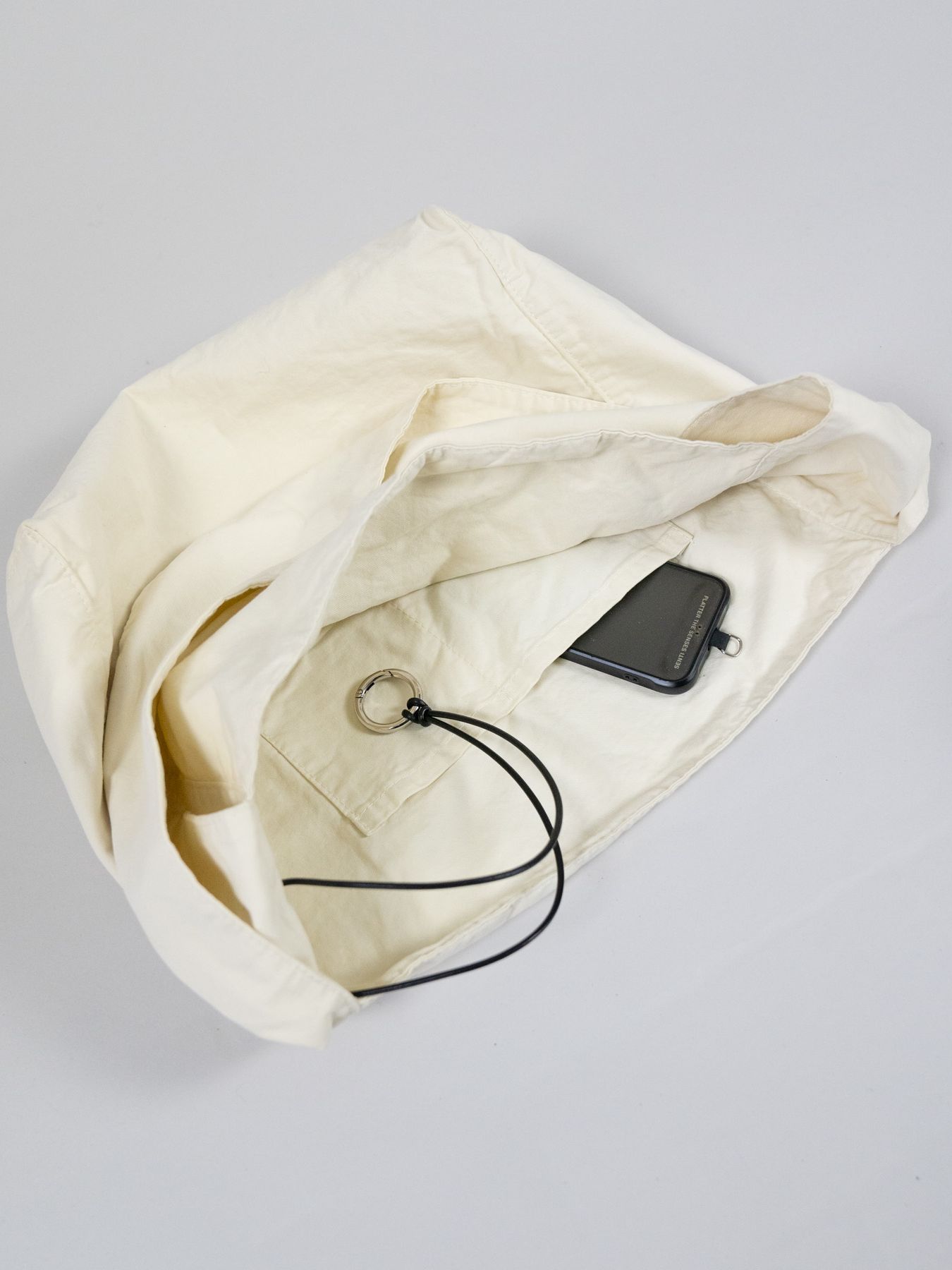 LEATHER CORD SHOULDER BAG / ショルダーバッグ / ホワイト 【Iroquois.SENTI】