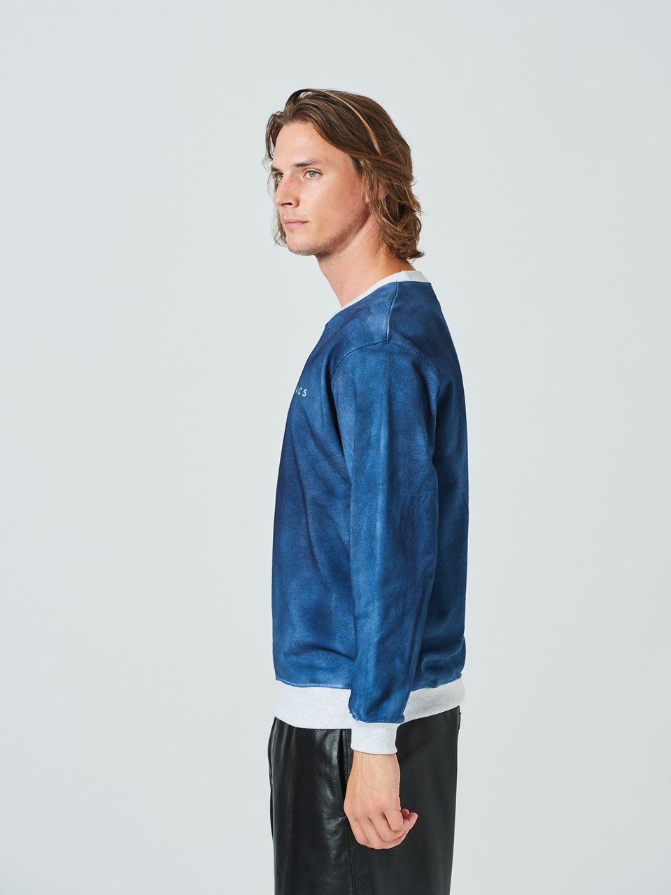 (予約品2023年10月19日18時締め) Spray Dye Crewneck Sweatshirt / プルオーバー / ネイビー