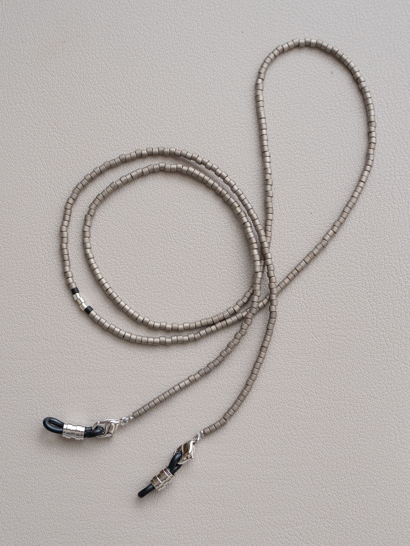 《予約品》 BEADS GLASS CORD&NECKLACE / グラスコード&ネックレス / グレー 【Iroquois.SENTI】