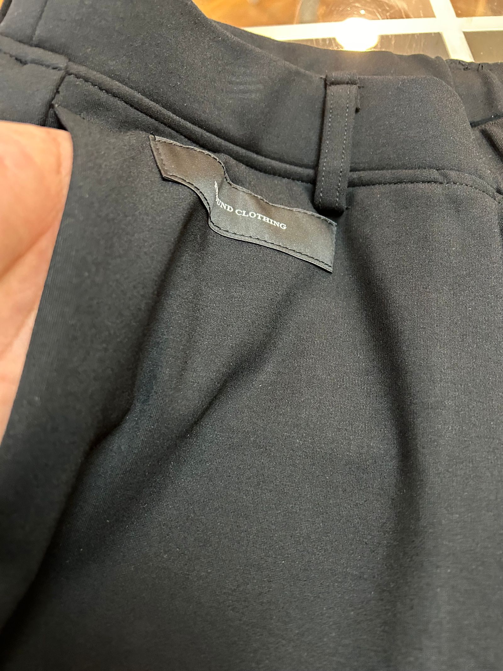 ERIC EASY PANTS セミルーズフィット パンツブラック
