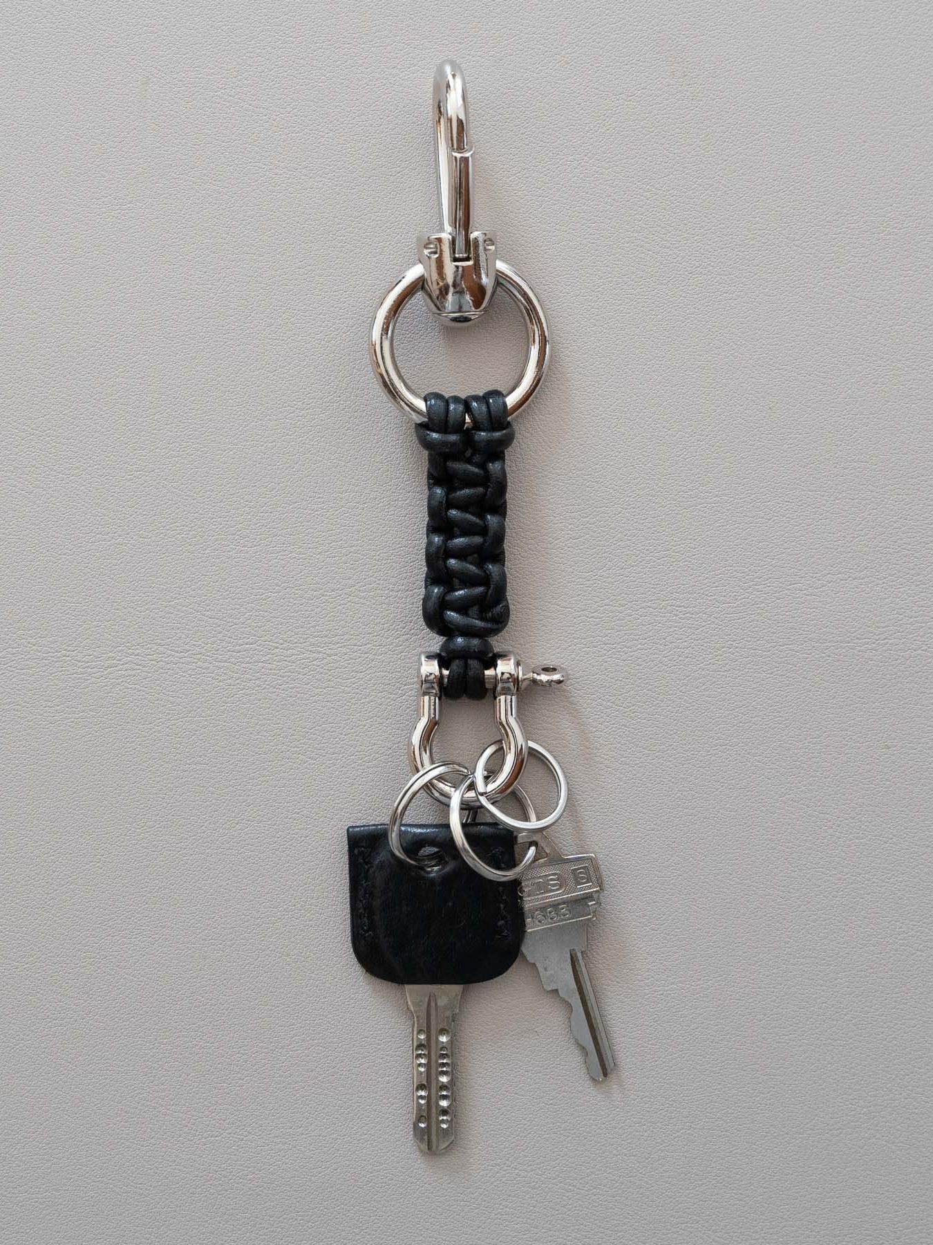 《予約品》 LEATHER BRAID KEY HOLDER / キーホルダー / ブラック 【Iroquois.SENTI】