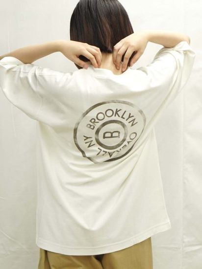タックボタンプリントTシャツ / ホワイト
