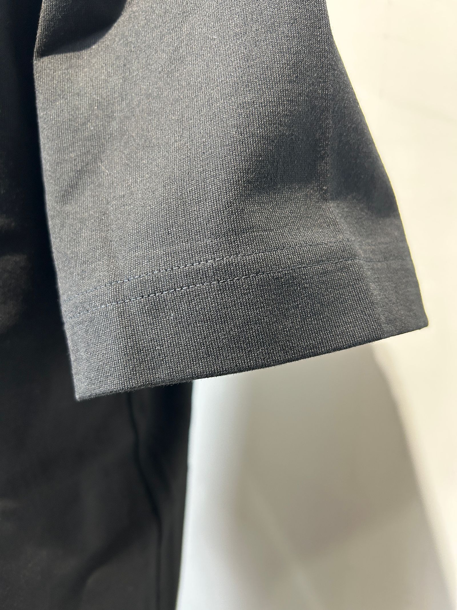 【予約】羽 VネックTee BLACK×BLACK GODSIZE
