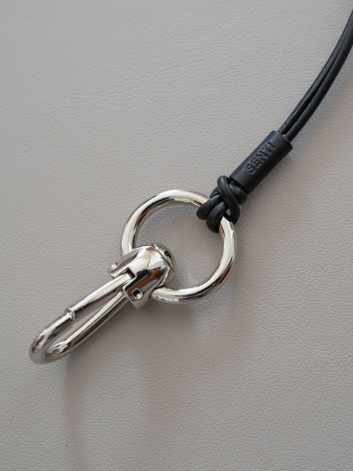 《予約品》 HOOK CARABINER LEATHER STRAP / フック式ネックストラップ / ブラック 【Iroquois.SENTI】