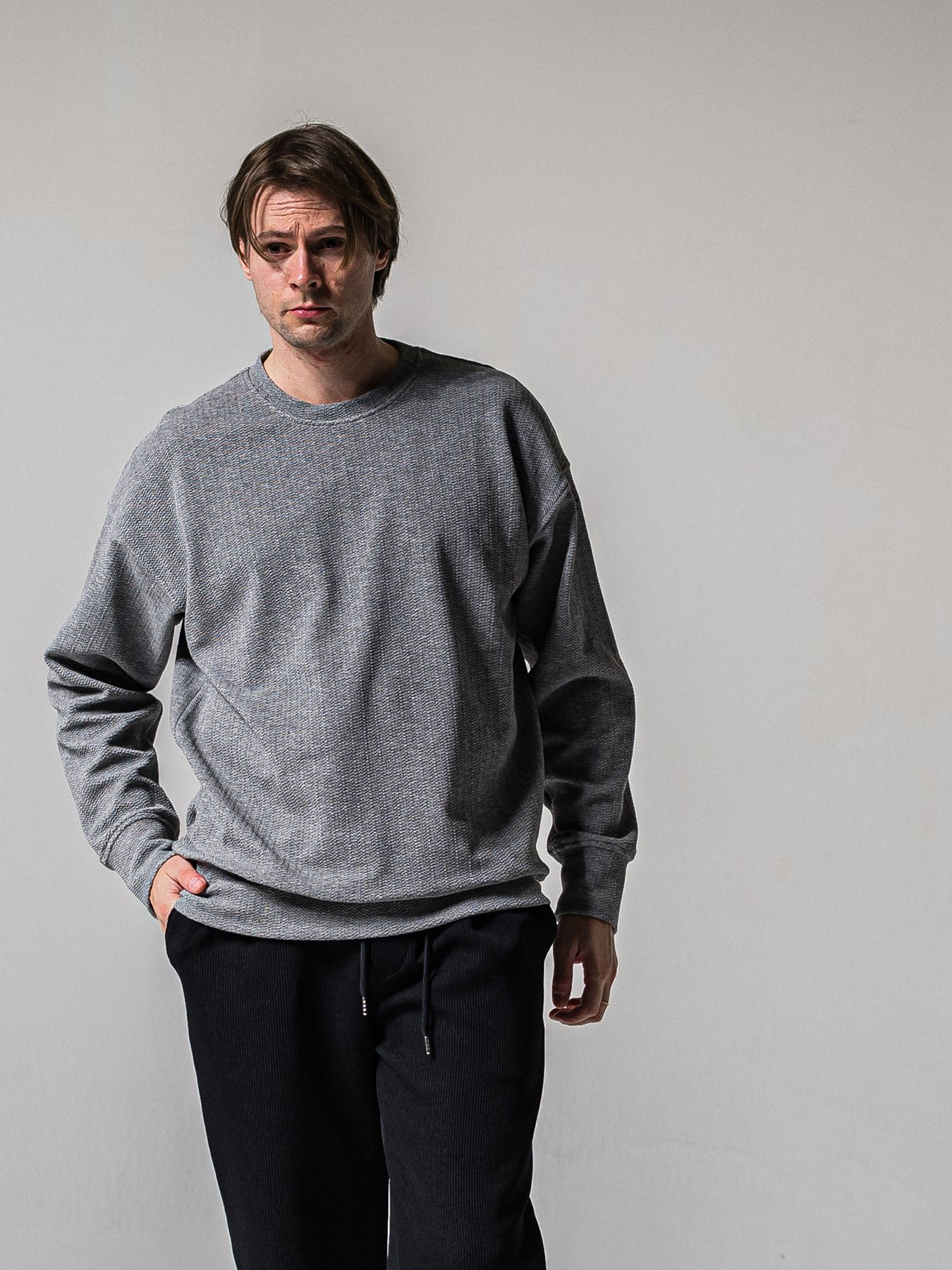 【予約品 11月16日(日) 締切】BLISTER TRAINER / ブリスターニット トレーナー  / グレー