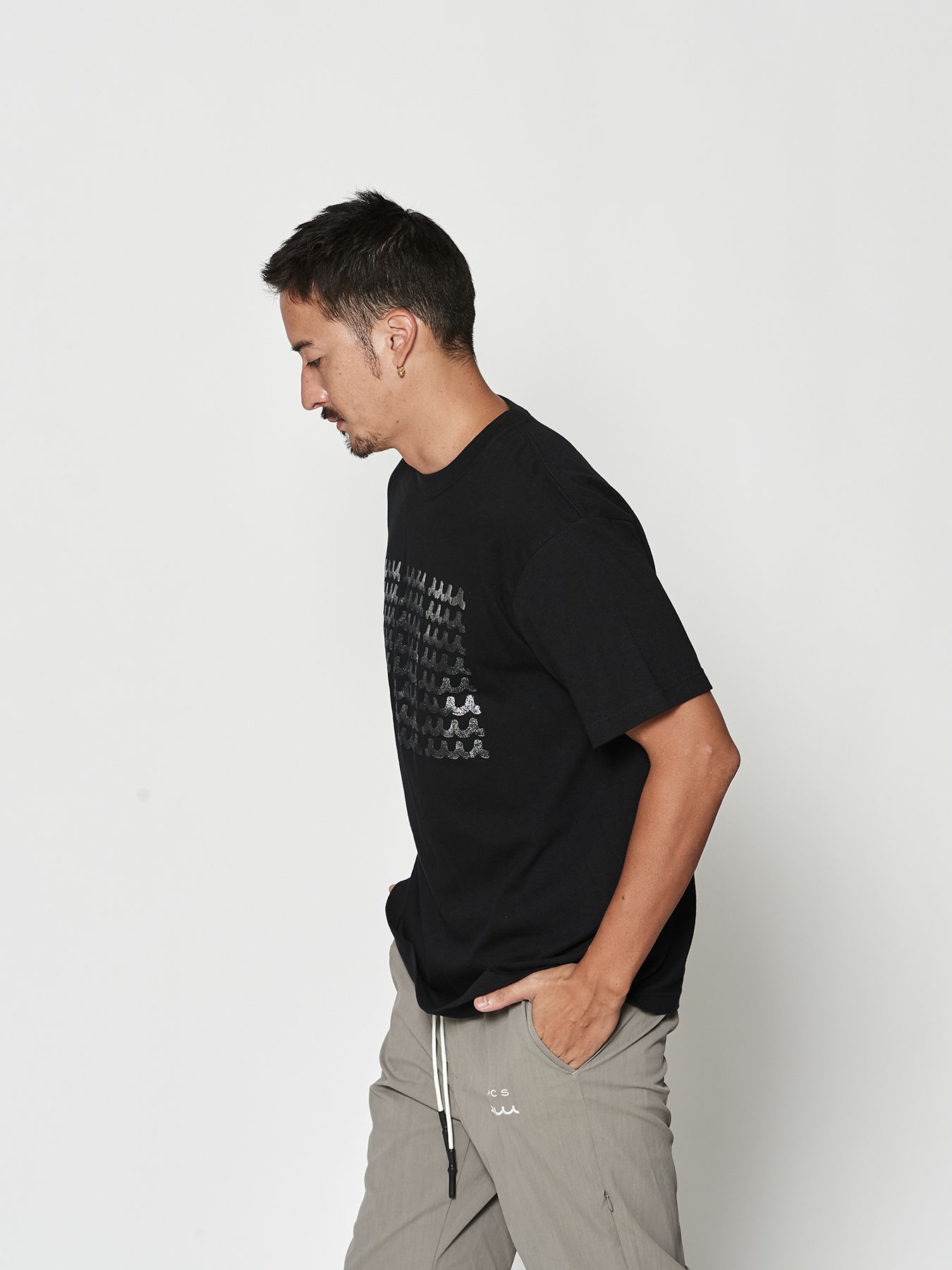 【予約品 10月9日(木) 締切】muta Foil Print Wave Logo Tee / Tシャツ / ブラック【Acanthus × muta MARINE】