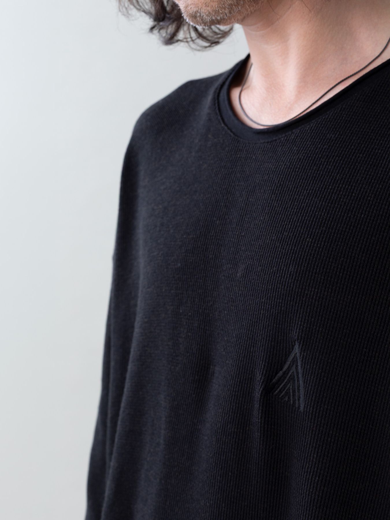 【予約品 5月27日(水) 締切】WOOLTHERMAL-TEE embroidery / アイコン刺繍 ローリングネックTシャツ / ブラック