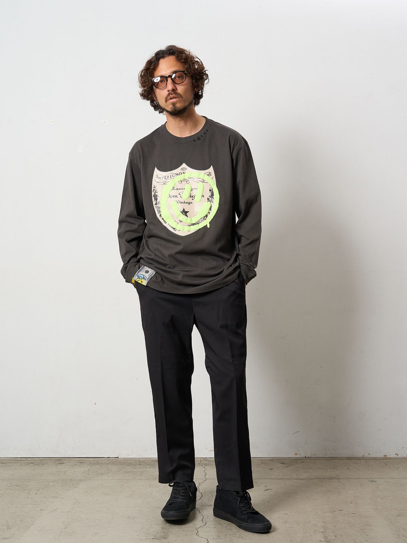 【予約品 5月8日(木) AM10時 締切】 5.6ozコットン天竺 ラベルスマイル発泡プリントLS Tシャツ / ダークグレー
