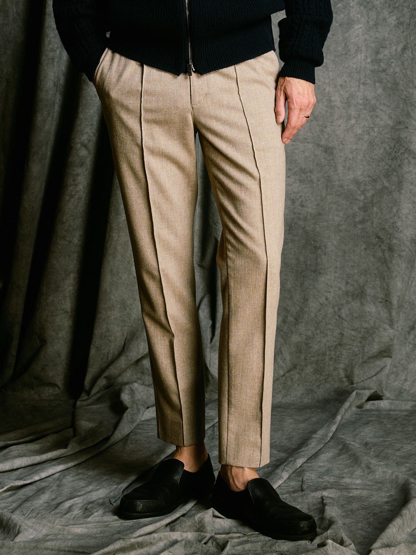 【予約品 4月19日(日) 18時締切】comfort pin-tuck slim slacks / コンフォート ピンタック スリムスラックス / ネイビー