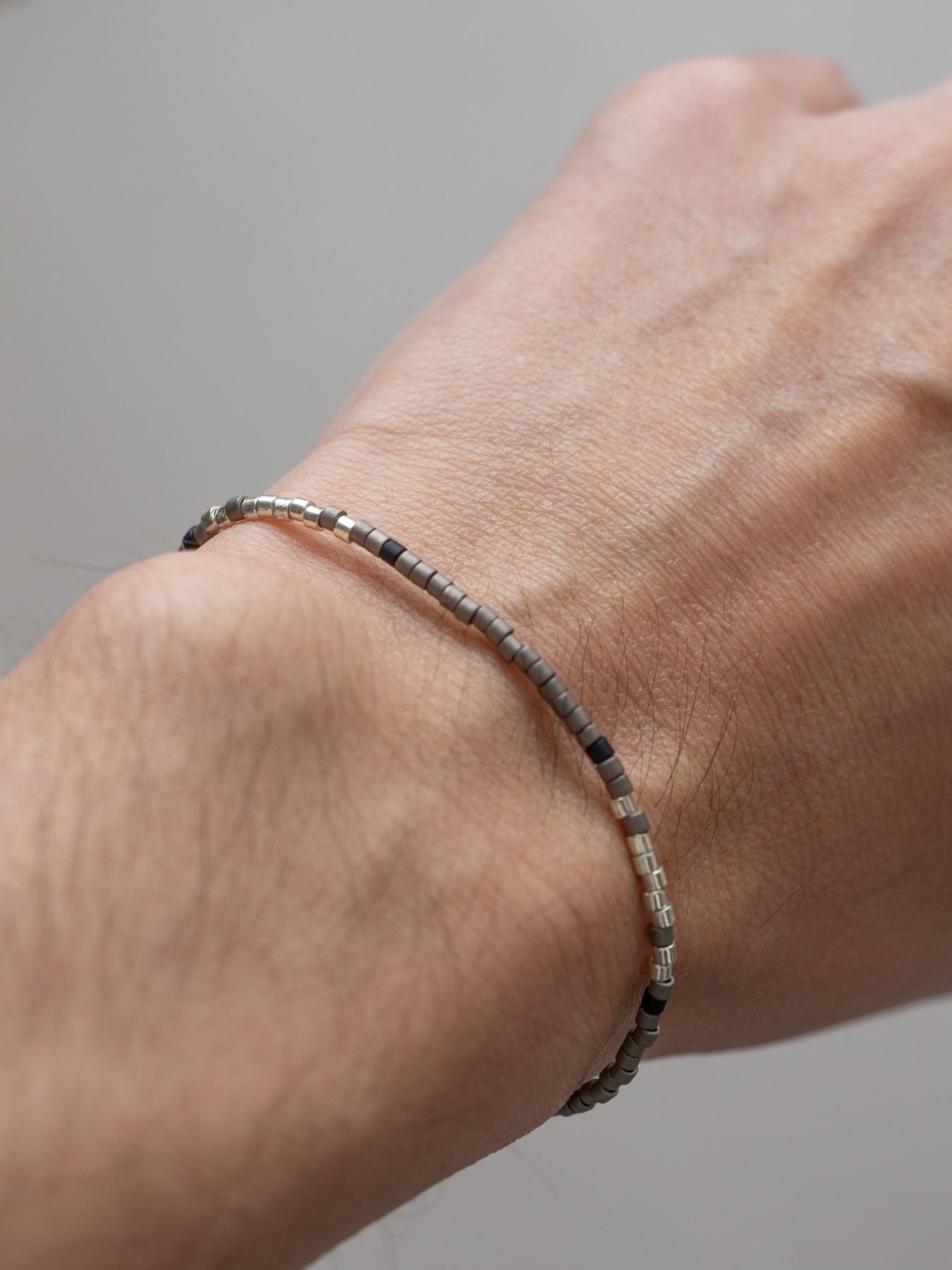 《予約品》 BEADS BRACELET / ブレスレット / グレー・シルバー 【Iroquois.SENTI】
